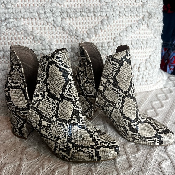 Madden Girl Faux Snakeskin Ankle Booties, Pull on, Women’s size 9.5 - Picture 8 of 8
